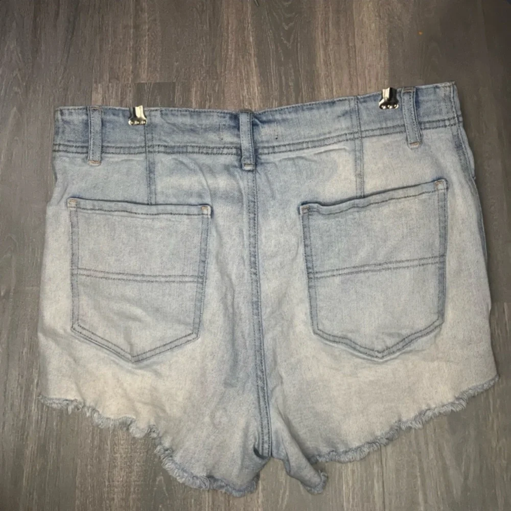 Free People We The Free Curvy Distressed‎ Denim Shorts Size 31